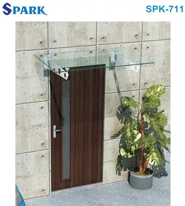 Puerta con dosel de metal