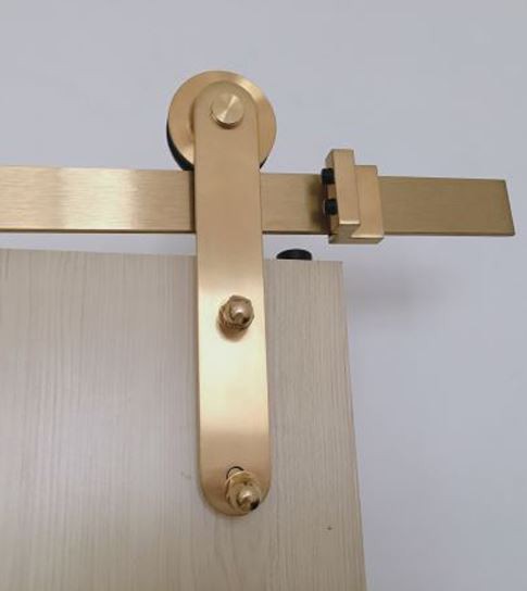 Herrajes para puertas de granero dorados
